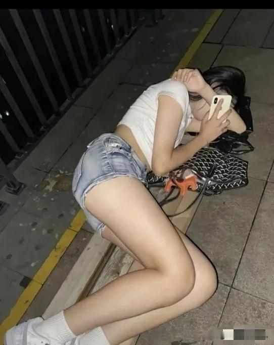 躺在地上不太好吧