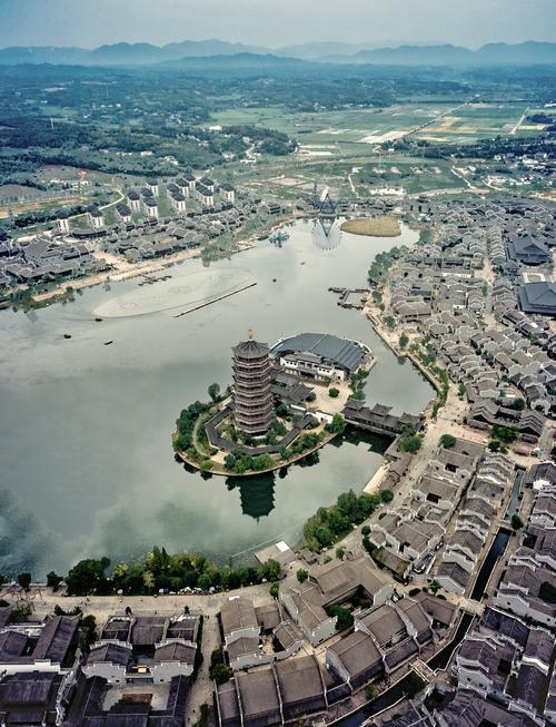 给大家分享一下我这个“不称职”的老爸两件事：

第一件：

记不清是我家小子几岁