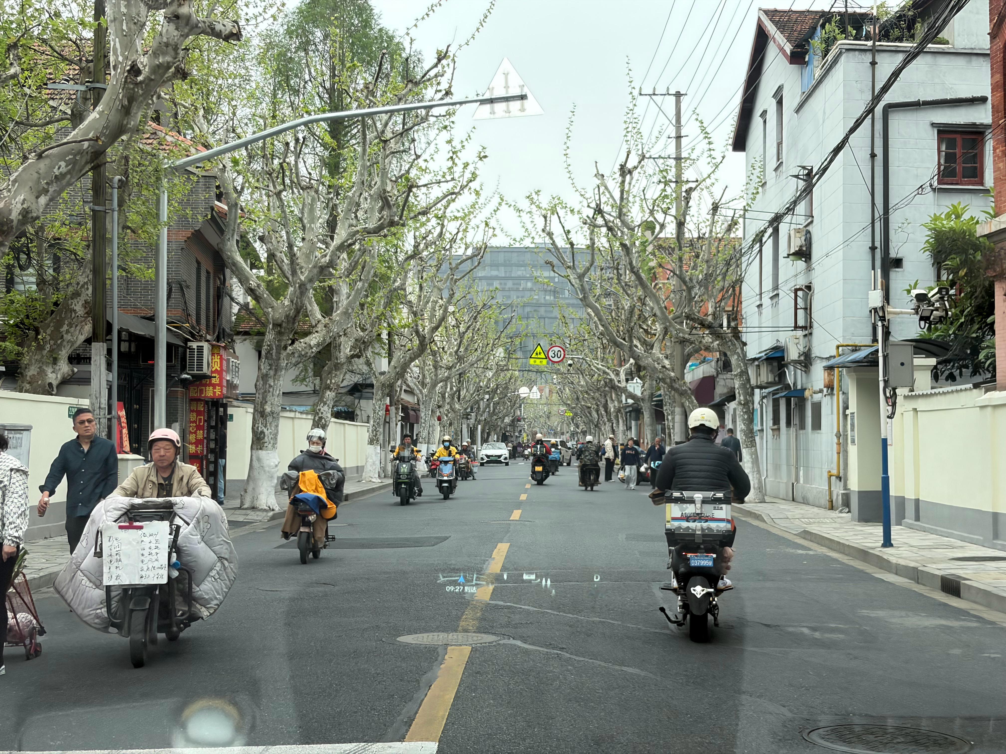 上海想做智驾评测的，可以来山阴路看看…这里不仅有鲁迅故居，还有乱穿的电动车，以及