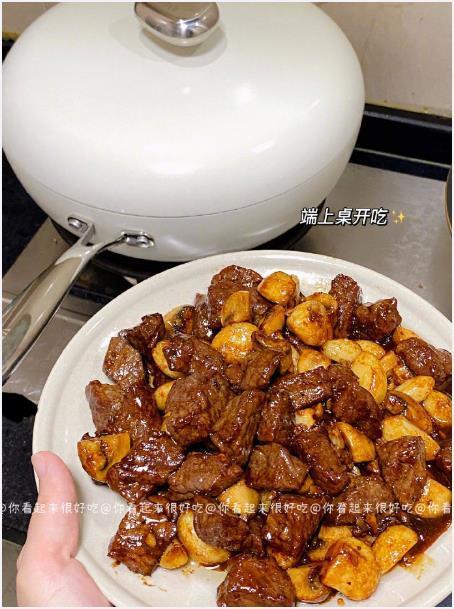 口蘑蒜子牛肉真的贼香！！ 