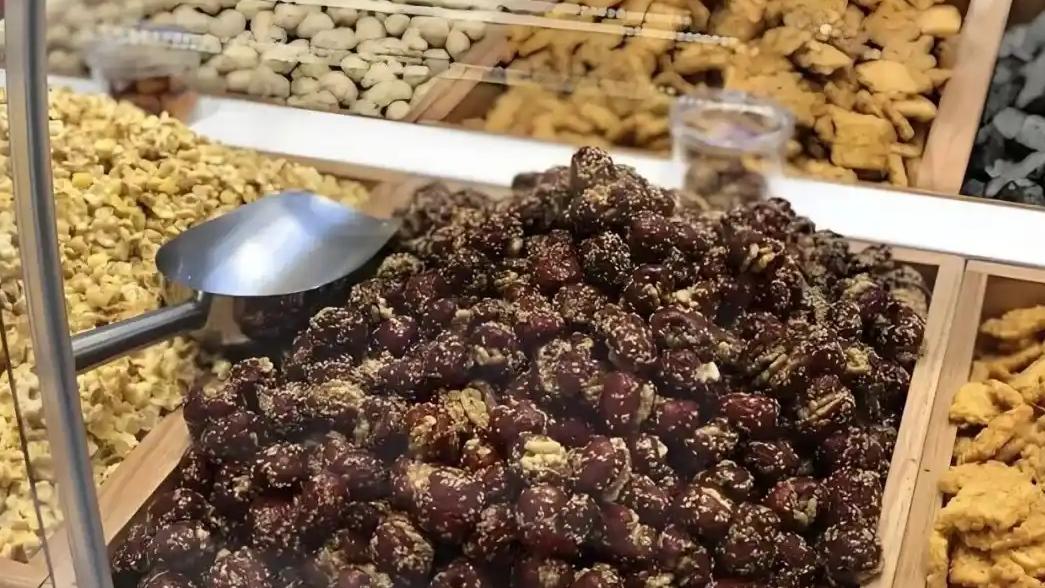 你有多久没在超市买过散装零食了？
今天刷到个热搜：超市散装零食何以失守。
说实话