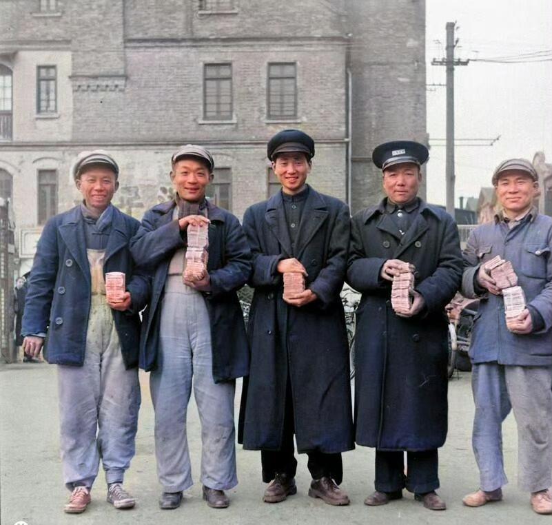 民国37年，也就是1948年，上海，手拿金圆券日结工资的铁路员工！这些员工手上捧