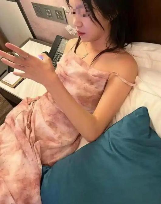 一条聊天记录，

就让一个干满12年的护士丢了饭碗。

医院说“你涉嫌卖淫”，法