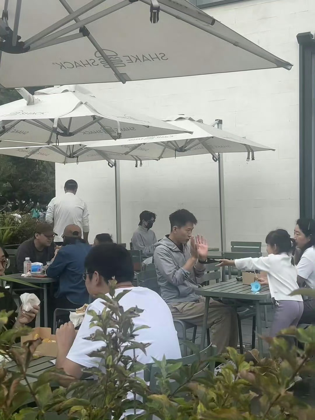 帅哥杨洋国庆去阿那亚了！坐在那就是帅气的风景线[团圆时刻]。好奇啊是哪离的阿那亚