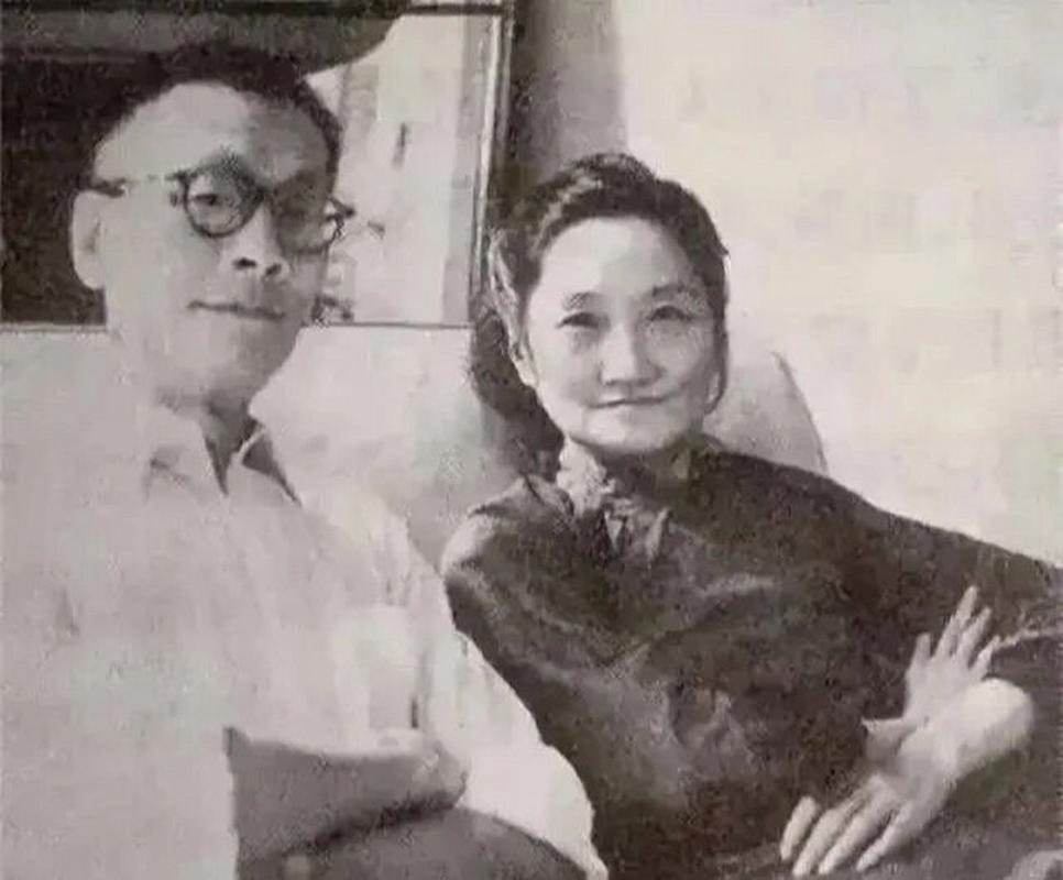 1965年，陆小曼去世。翁香光前来料理后事，见四下无人，她解开陆小曼的衣扣，讥讽
