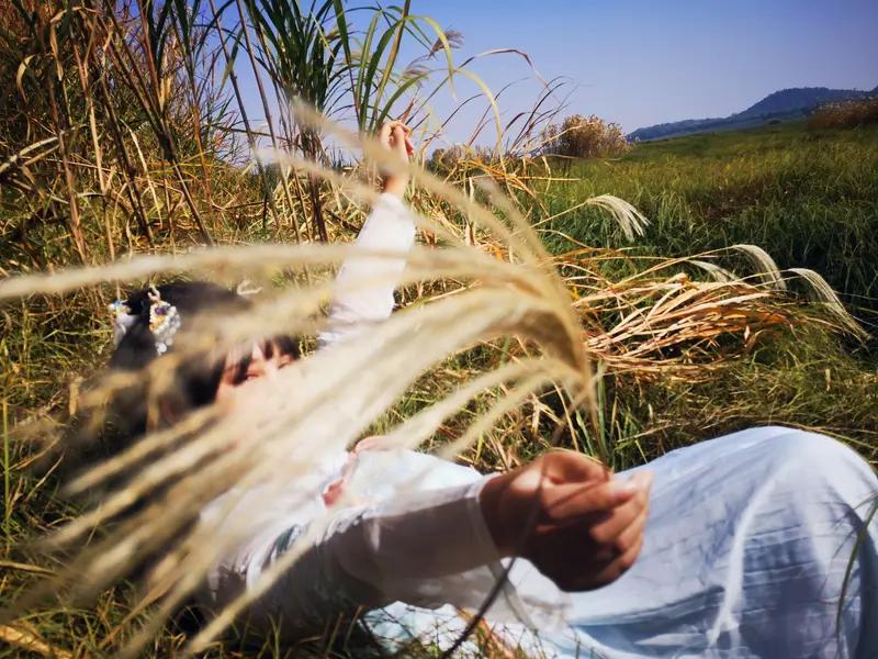 看到“枕上梦回秋草漾”这个上联，瞬间感觉诗意满满。“枕上”既指床上，也有梦中之意