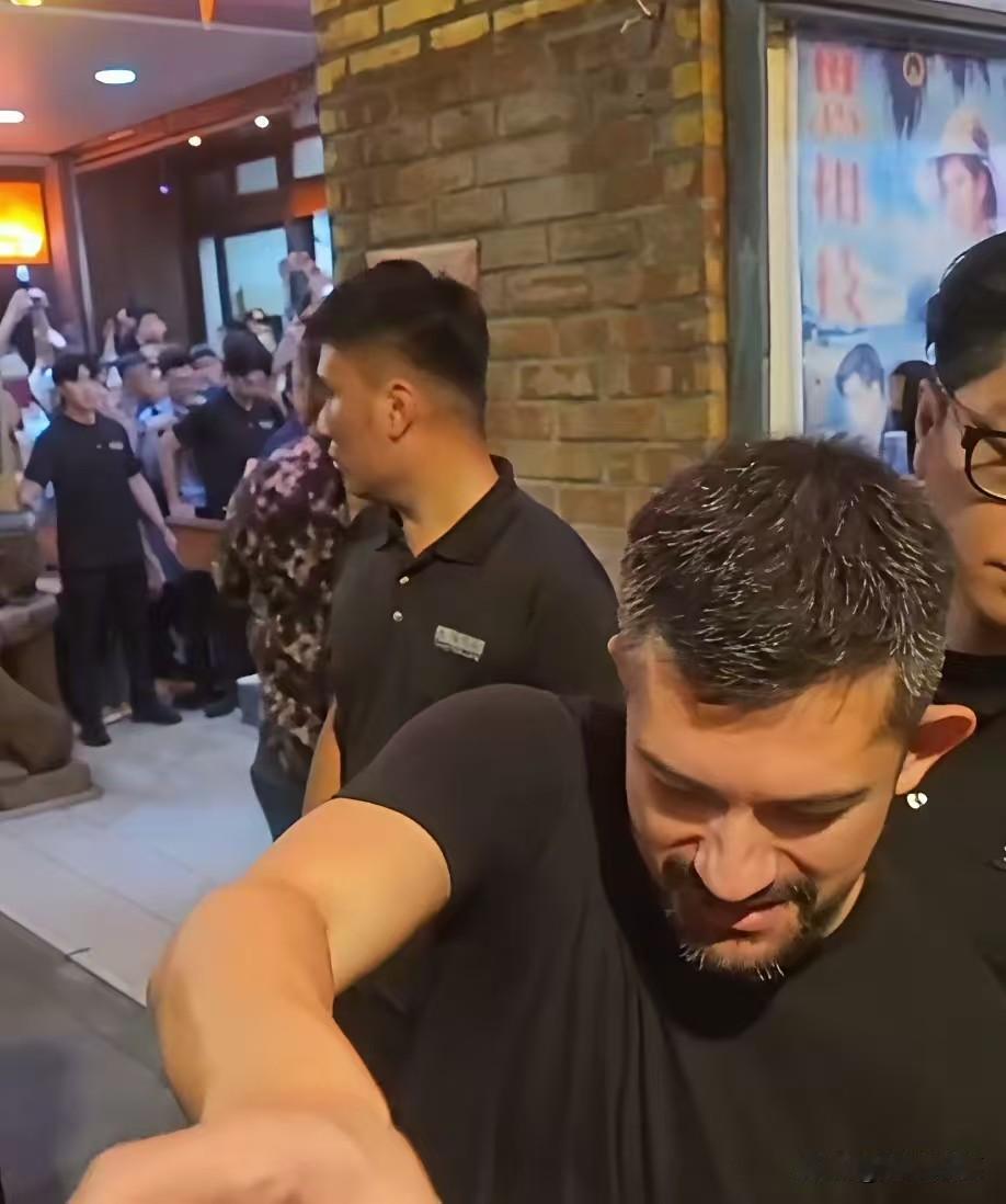 黄仁勋的儿子黄胜斌，
如果一毕业就空降英伟达，
大概率会被骂“关系户”。

但老