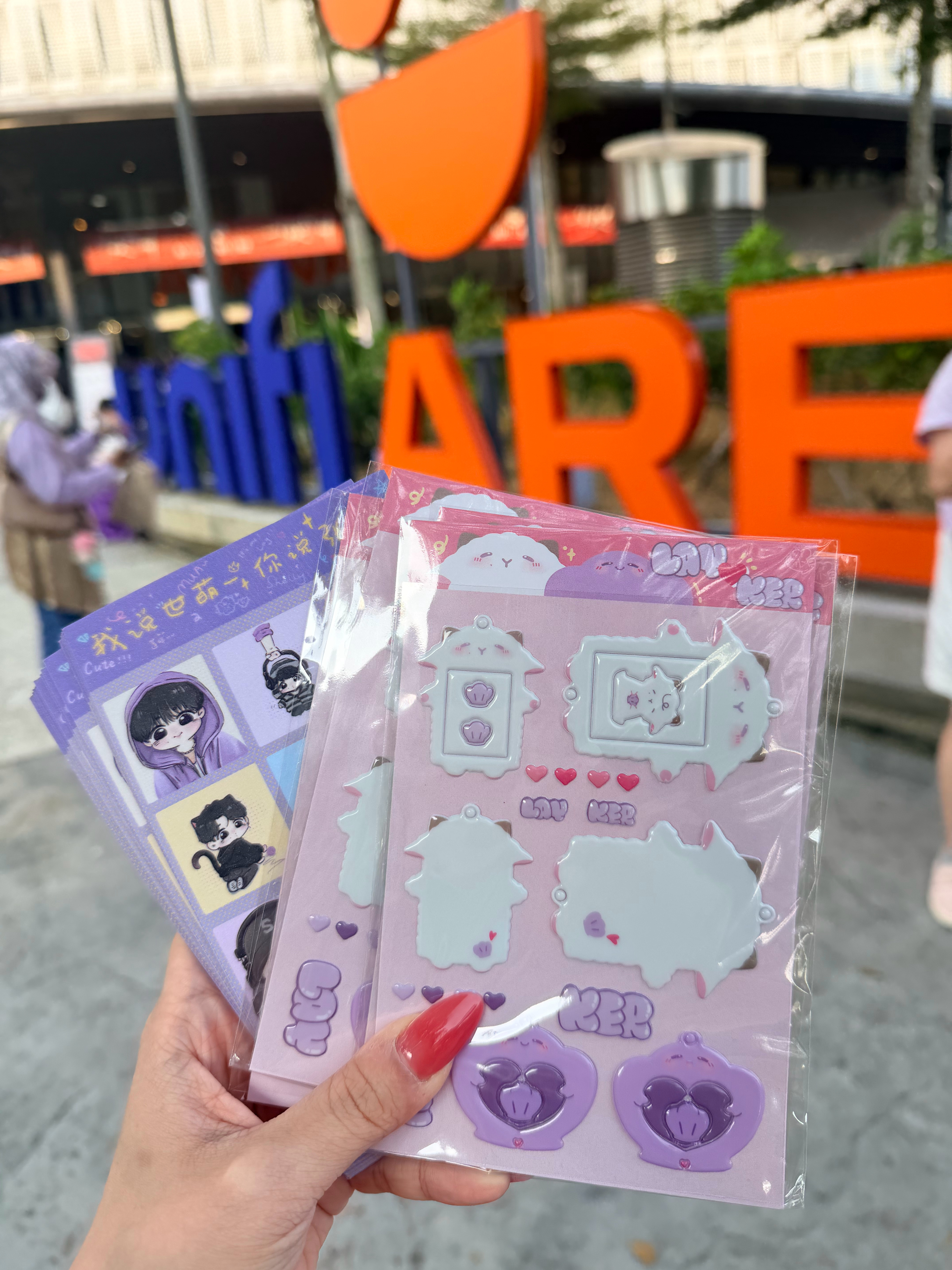 在unifi arena的标志这儿的树发！！ 