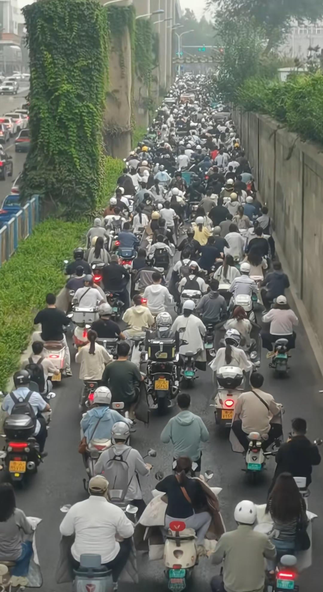 路上堵得水泄不通，全是摩托车。上下班的高峰期，这是山东哪个城市的电动和摩托车🚗