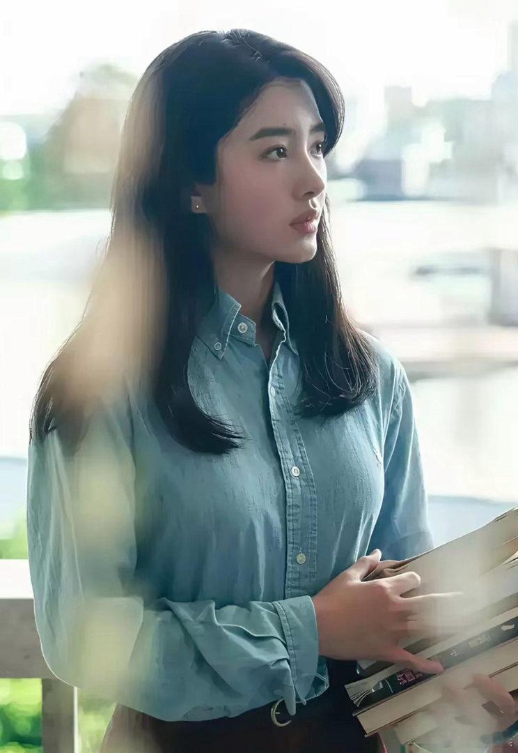 杨采钰经典氛围感留存，温婉明艳自带复古风情，每一帧颜值都极具韵味 