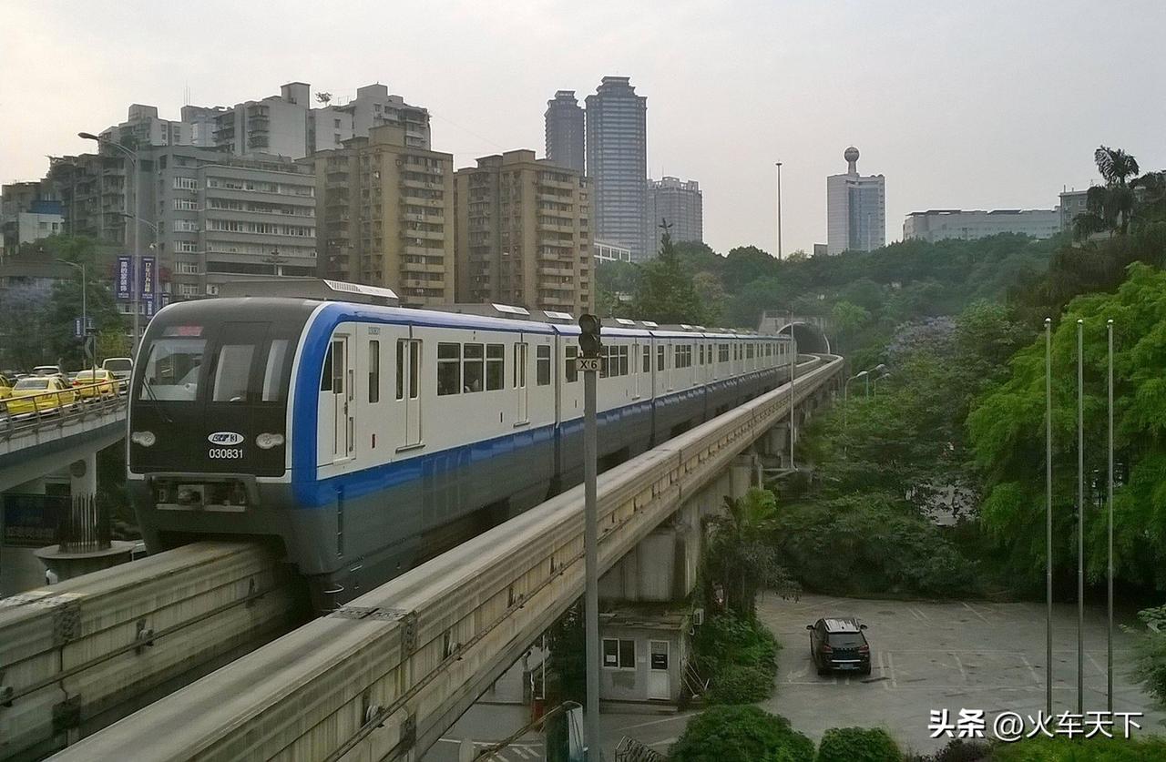 这是九年前拍摄的重庆轨道交通3号线列车，那时候这条线是重庆所开通的轨道交通线路当