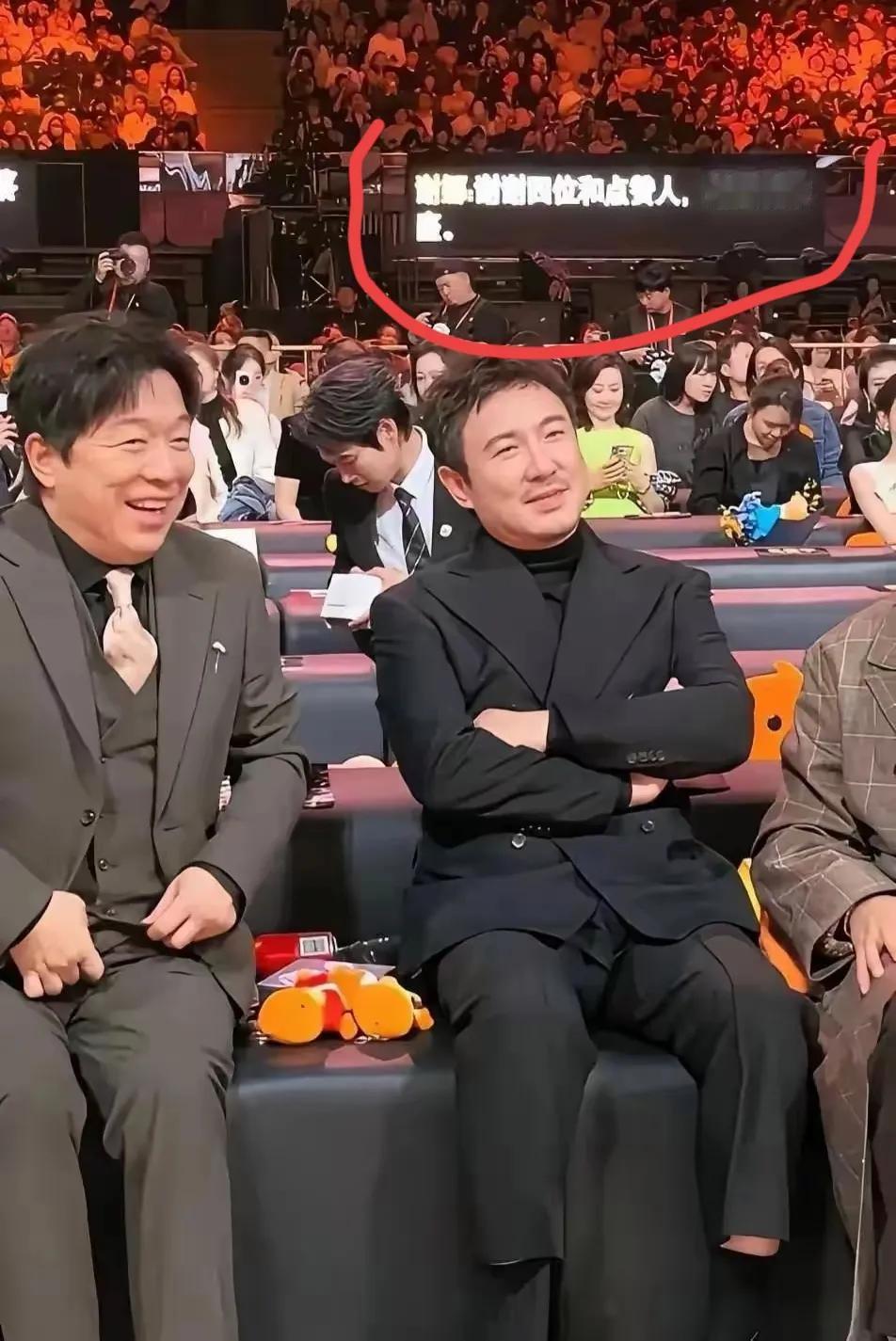 原来都有提词器啊，难怪主持人记忆力那么好！如今各大明星颁奖晚会，提词器几乎成为标