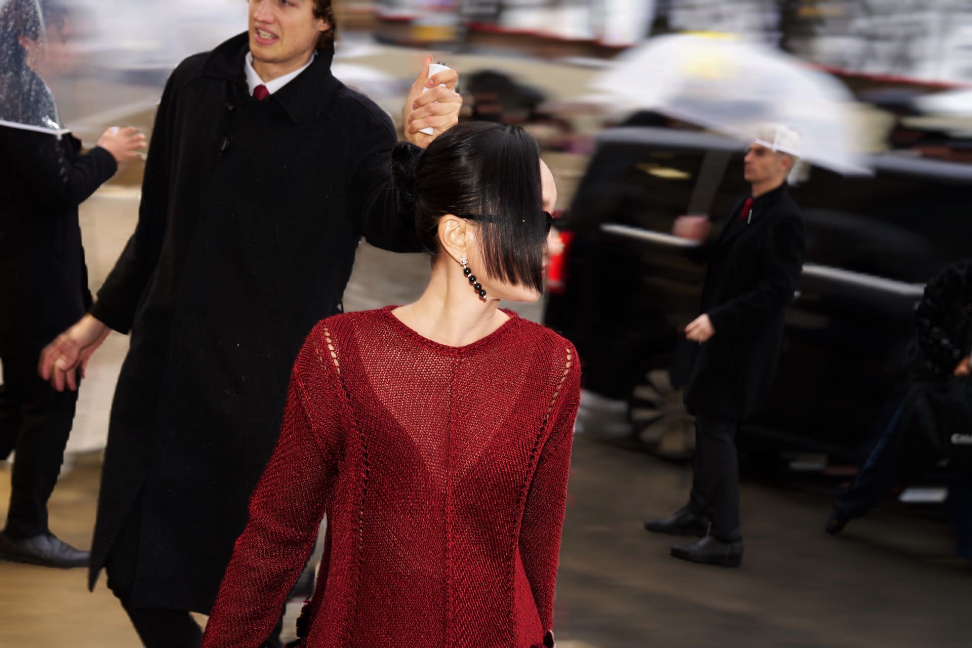 周迅巴黎绽放的东方红玫瑰 谁懂啊家人们！周公子杀疯巴黎高定秀场啦，这朵东方红玫瑰