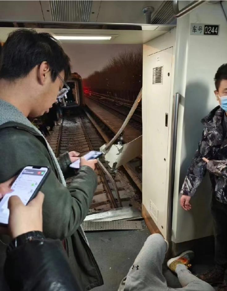 好消息，无一人死亡。坏消息，515人送医，102人骨折。

据初步调查，事故原因