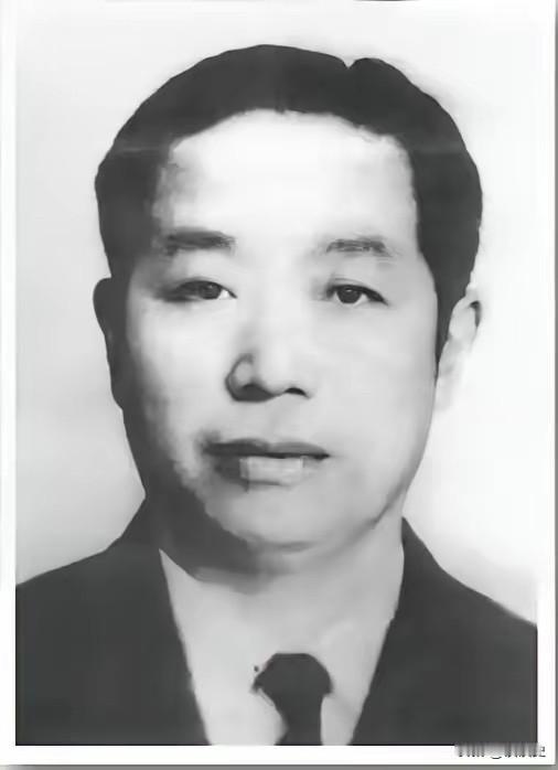 1945年8月，日本宣布无条件投降，上海陷入短暂的权力真空，国民党接收大员忙于搜