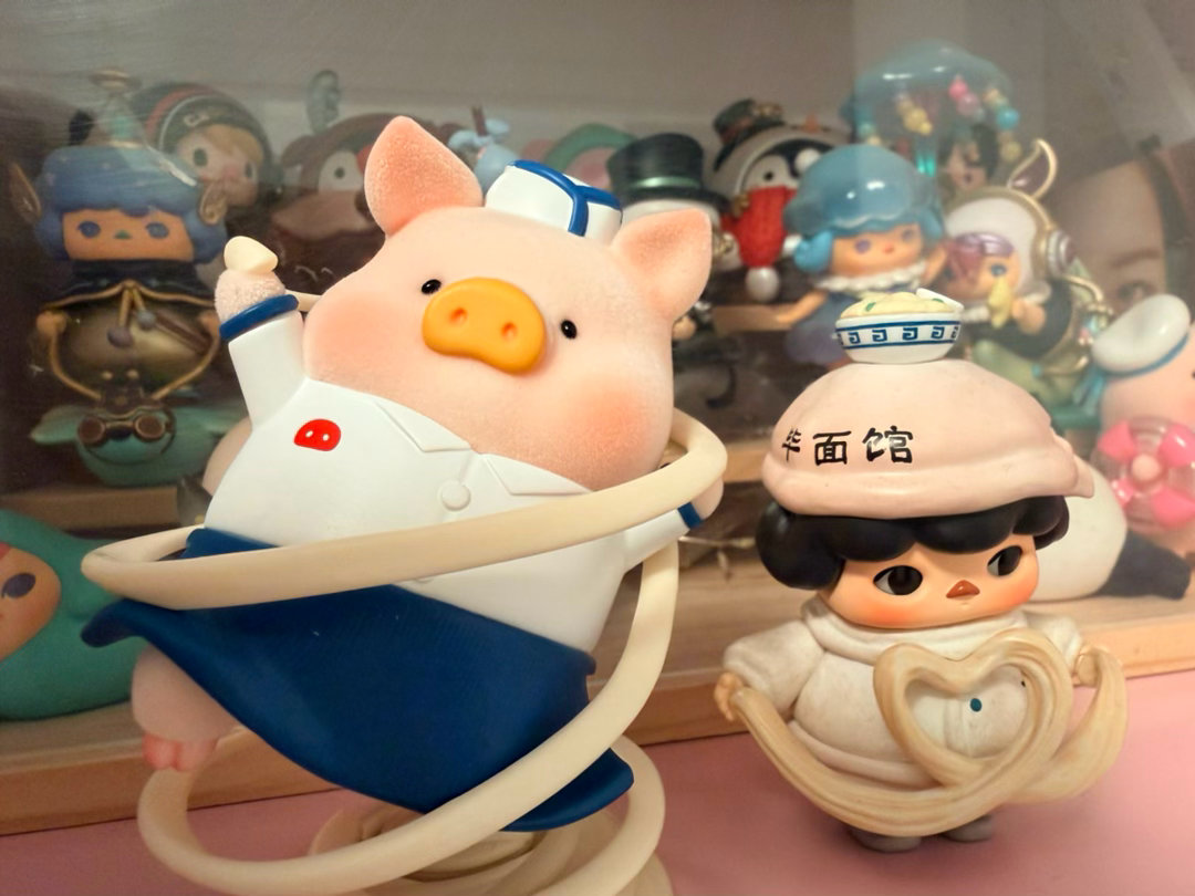 昨天刚说完对家产吃面生出别样的情愫 今天就狠狠抽出一个小猪拉面 去年抽美食盲盒也