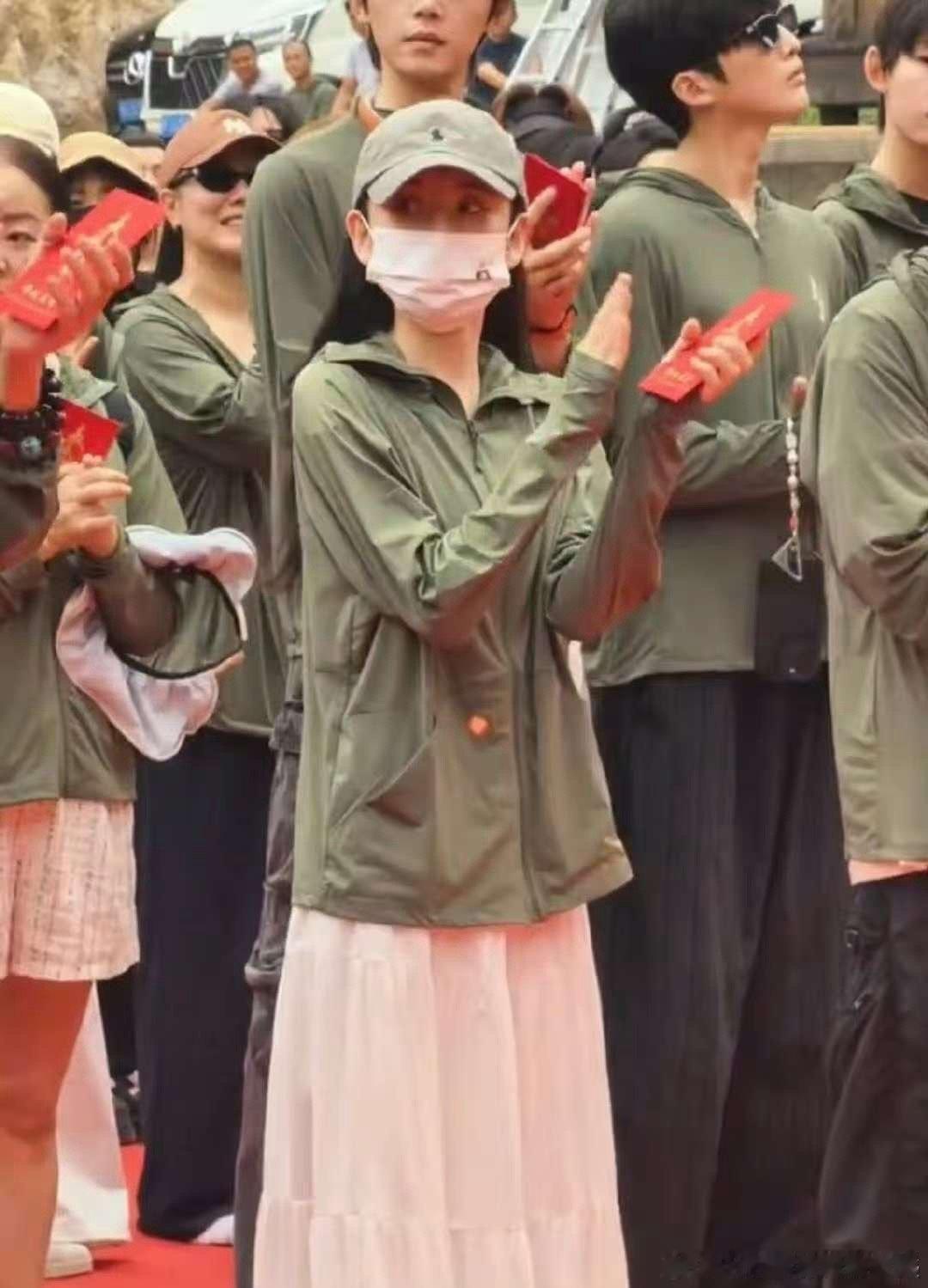 宋祖儿陈鑫海开机照表妹万福开机照宋祖儿陈鑫海开机照，期待，[太开心][太开心] 