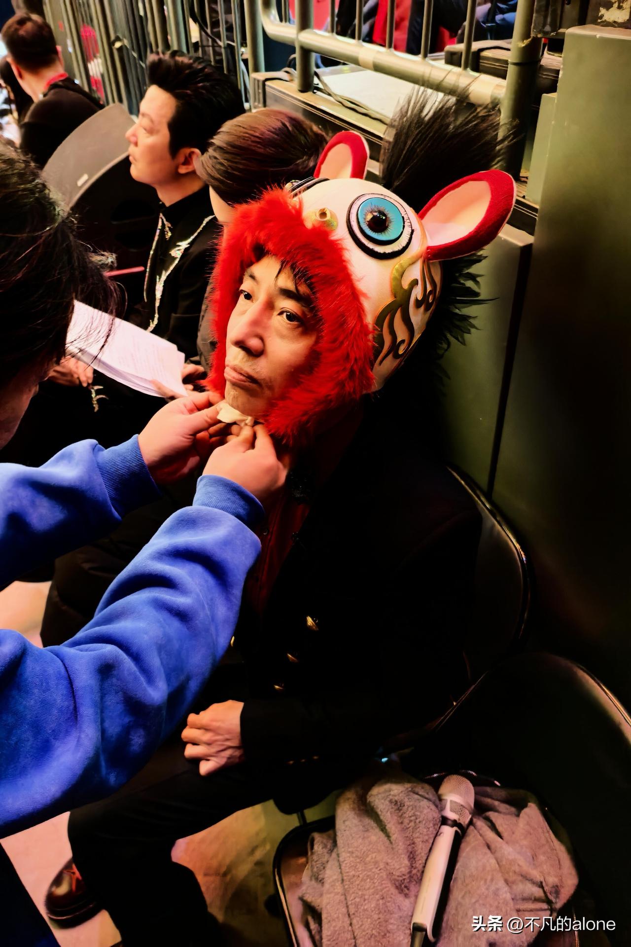 3月23日，尼格买提更新动态，并配文“祝你八十岁生日快乐”。

原来今天是撒贝宁