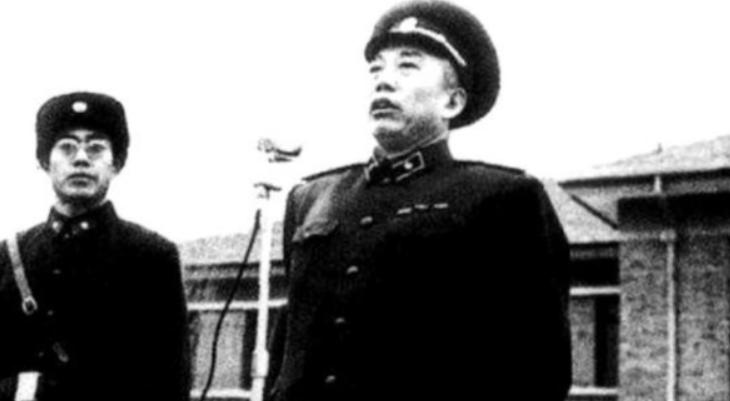 1957年，铁道兵司令王震上将遇到3个海军军官大声喝酒划拳。王司令走上前去，问：