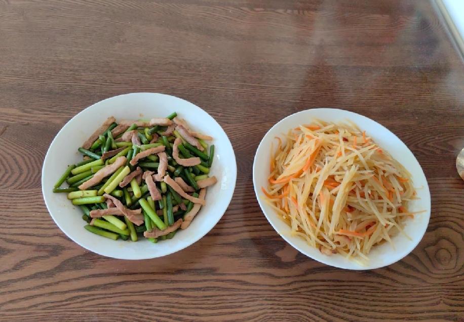 找的钟点工阿姨，说好中午晚上各干两小时，就负责做两顿饭，家务不用管，阿姨还说单是