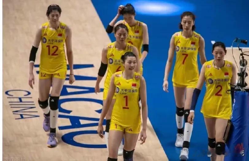 越看越憋屈，真没想到中国女排完全败给意大利队。

我家孩子爸以前是个球迷，乒乓球