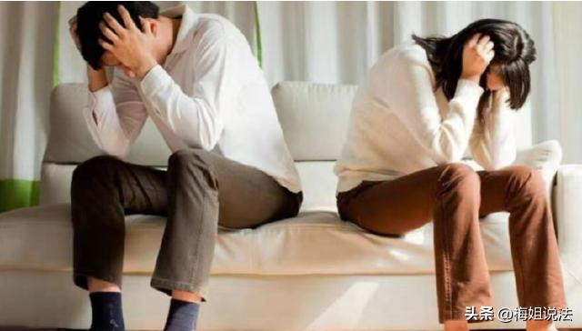 四川绵阳，14岁女儿玩爸爸手机，却看到爸爸跟一位阿姨聊得火热，还给她不断的转钱。