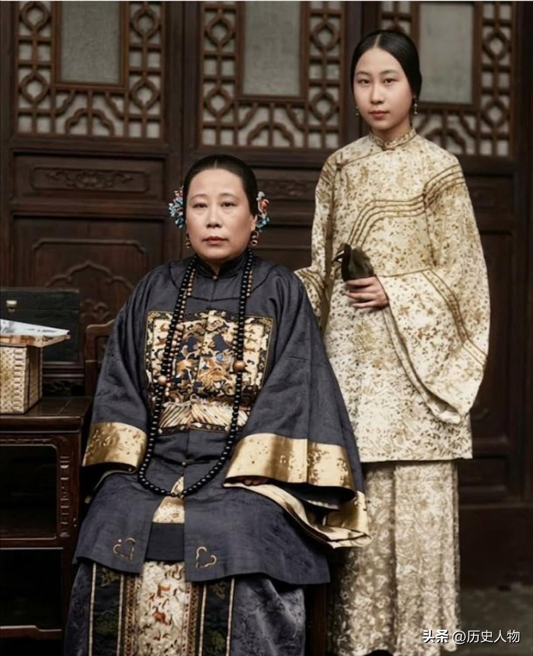 照片中端坐的是李鸿章继室一品诰命夫人赵小莲，出身状元世家，持家有方，助力李鸿章立