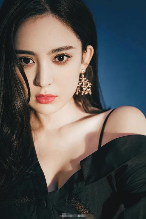 古力娜扎的美照
 家人们谁懂啊！古力娜扎这组美照直接鲨疯了！镜头里的她一袭丝缎长