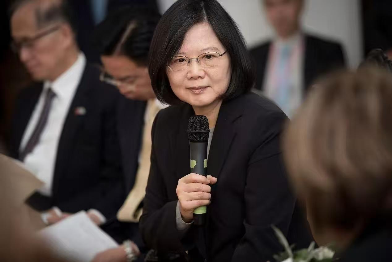 据外媒报道，在10月10日，蔡英文发称“与跨党派领袖一起出席双十节大典，每年的这