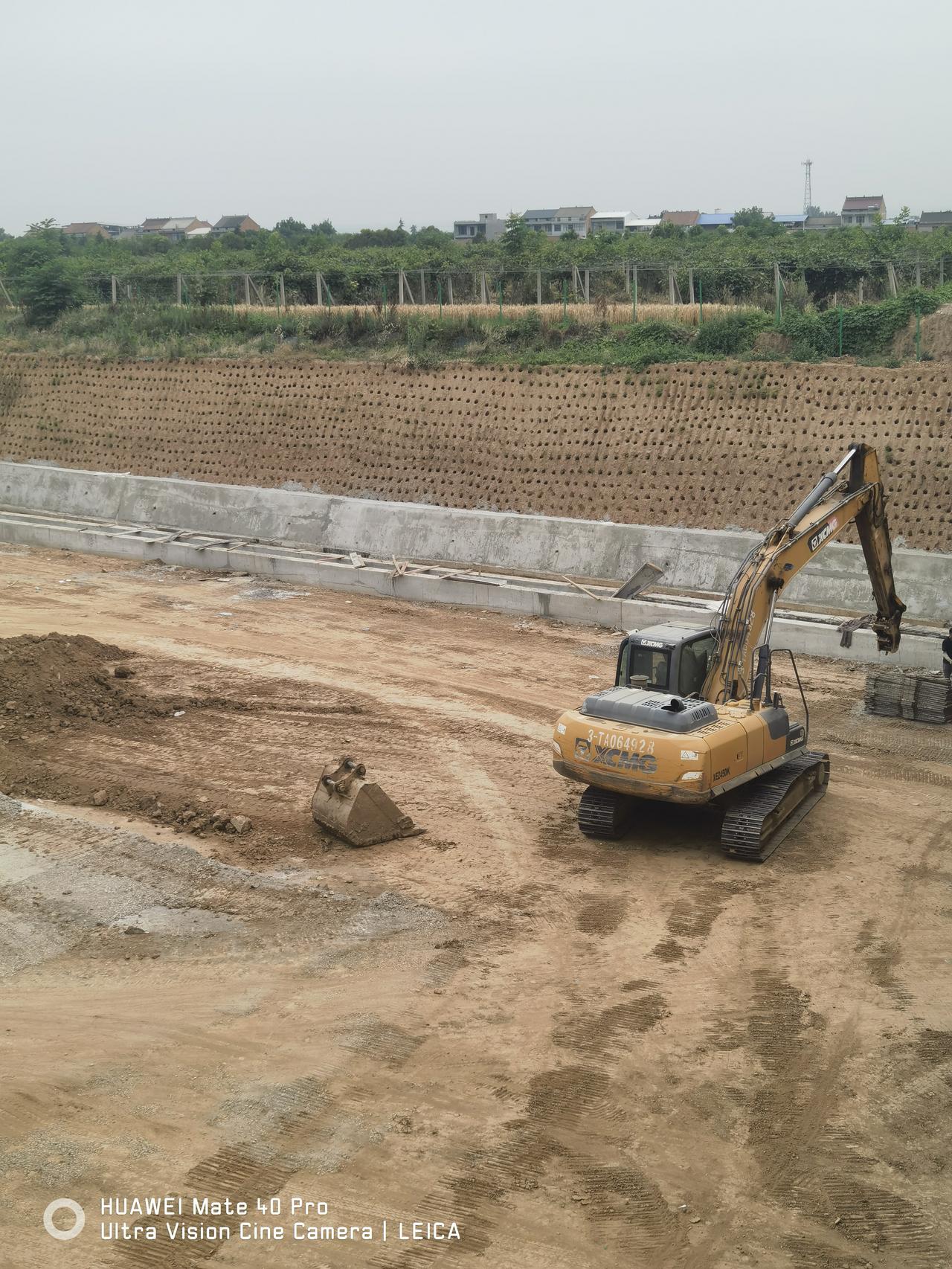 元亨探访！鄠周眉高速与青果路立交建设进展良好！道路基础稳定层已铺好，有大型机械在
