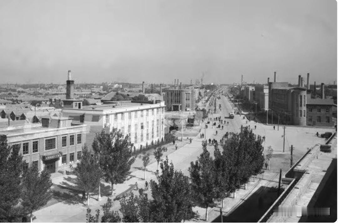 青城印记
这是呼和浩特市20世纪六十年代的中山西路街景。照片中有联营商店、内蒙古