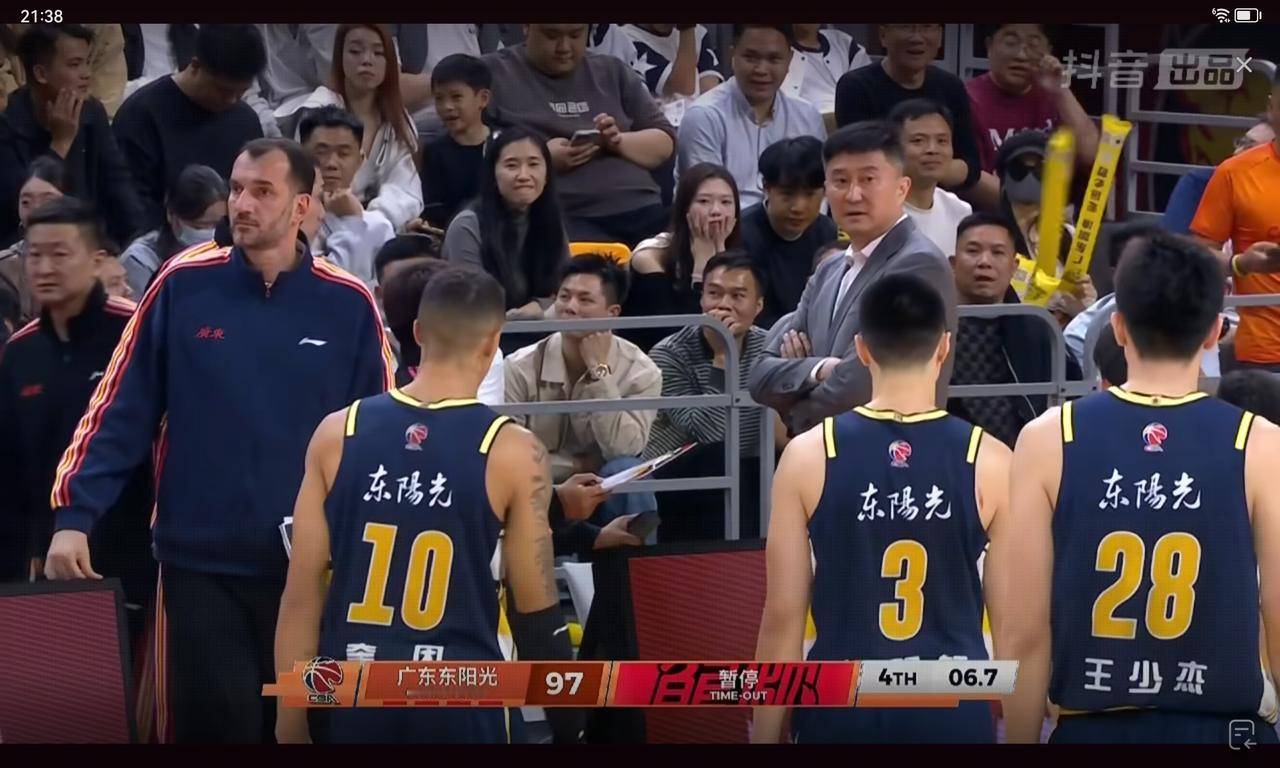 杜锋险些玩脱：瞪胡明轩太严厉，换下萨林杰太晚了

广东队最终97:94赢广州，不