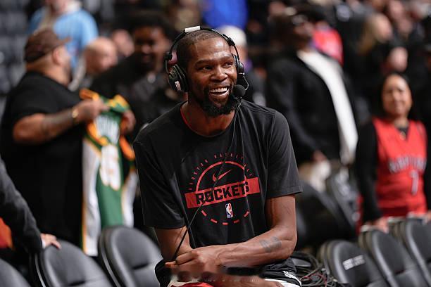 近日火箭球星杜兰特做客美女博主Bobbi Althoff的播客节目 “NOT T