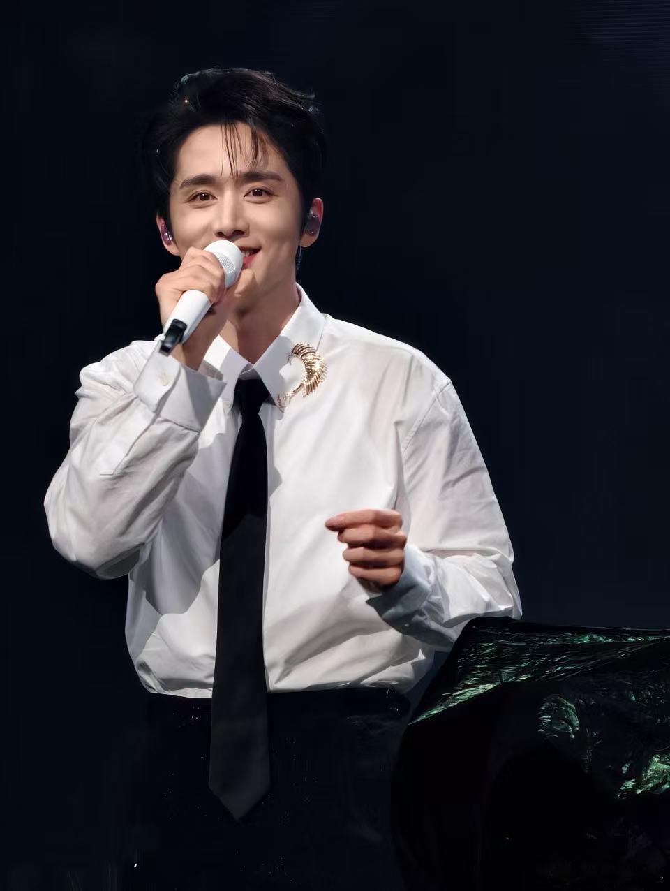 张新成演唱会唱功 不靠修音加持纯靠实力出圈，原相机收音状态超稳，每一句演唱都干净