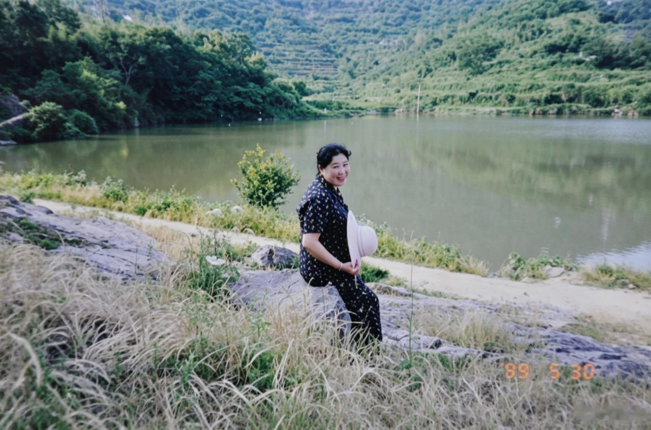 时光荏苒

这两张旧照片，翻出来看
是一九九年五月份的，那时我已经在宁波，并把妻
