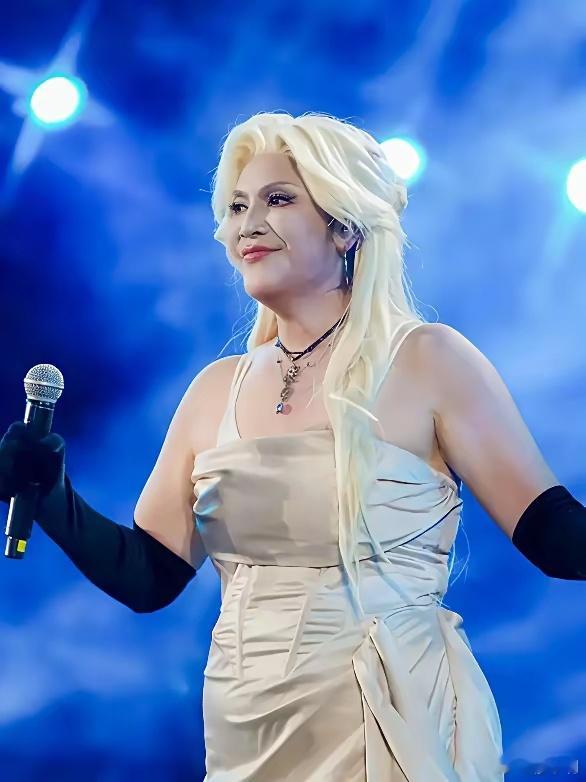 那艺娜劣迹艺人这货除了“假唱”是真的，其它全是假的，冒充“俄罗斯大妞”的那艺娜真