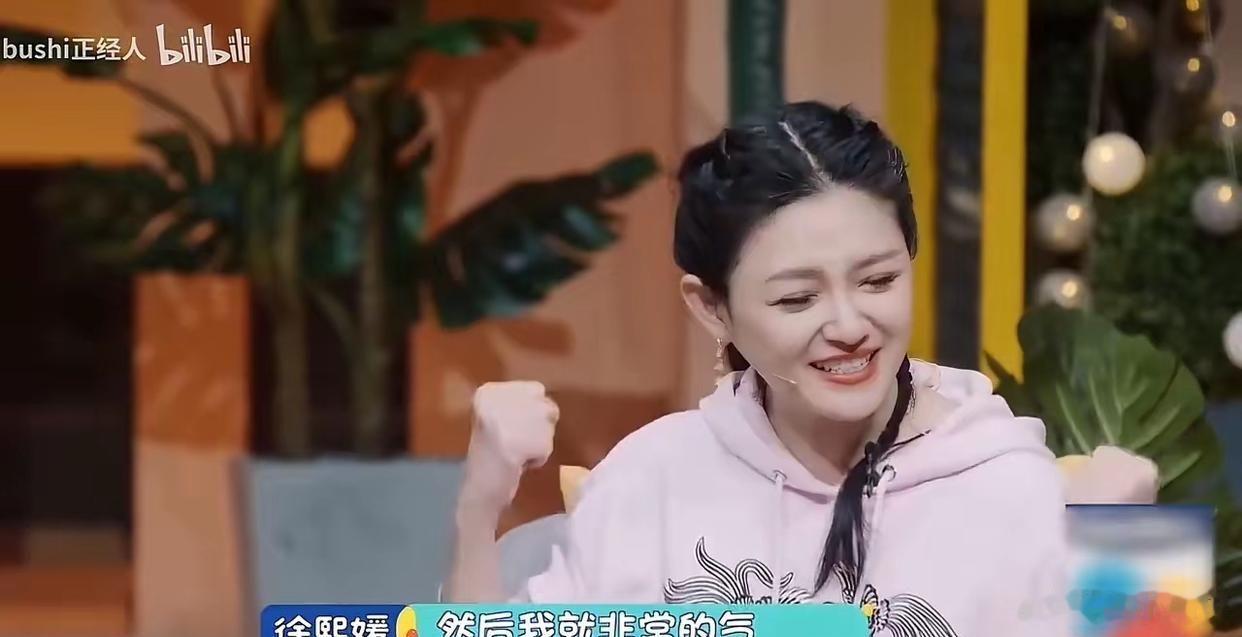 于一档访谈节目当中, 主持人朝着大S提出了一个关乎姐妹关系的问题, 即: 你跟妹
