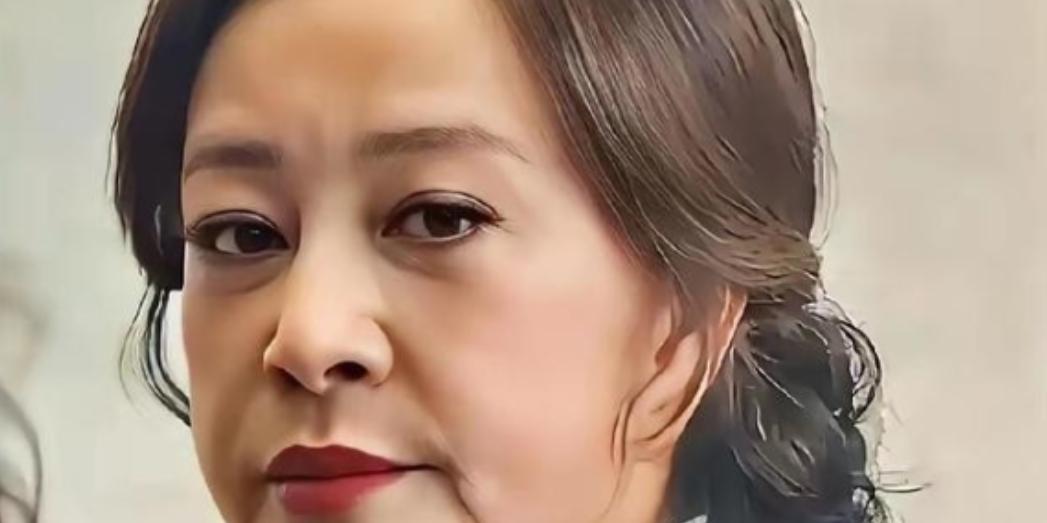 刘晓庆不是不想生。第二任丈夫陈国军写过，他们结婚四年，床头柜上永远摆着喝空的药碗