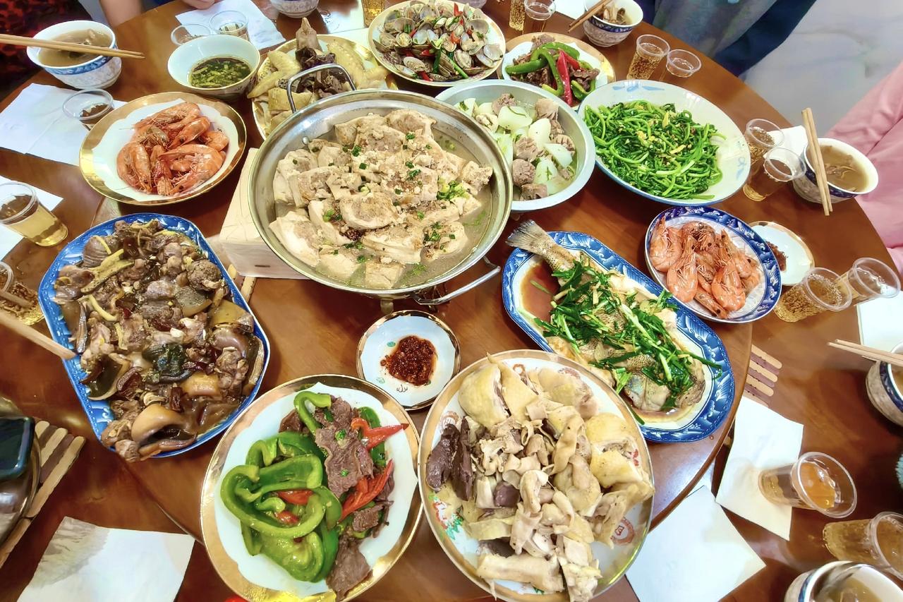 我再证实一下，我们广东省的餐桌上，是不用铁盘子装菜的(就是不锈钢盆)。

这是广