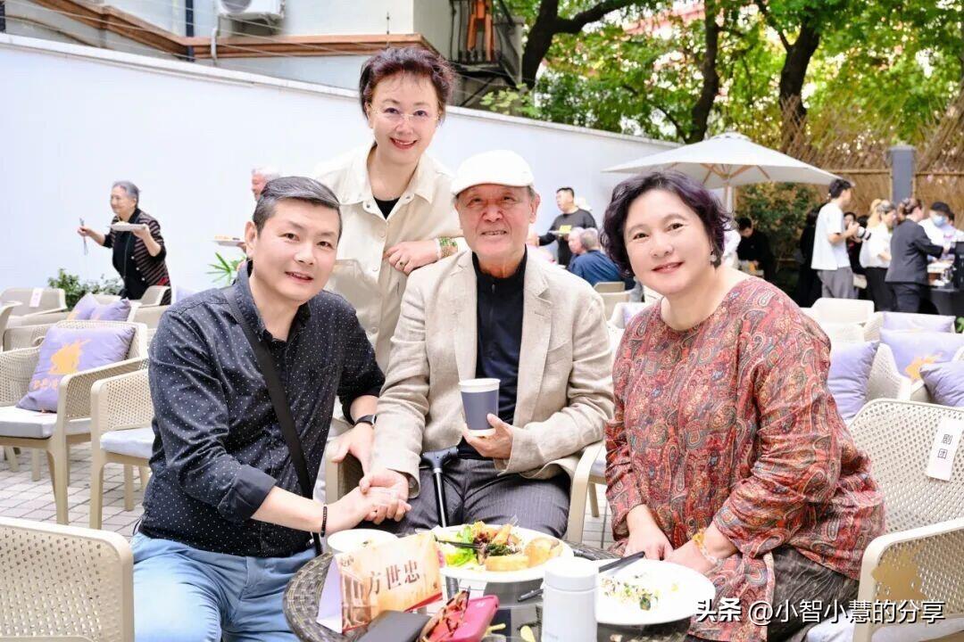 早些年几位明星们的合影里多数人能认出两位帅哥，左边的是张晓林，他那个时候还是比较