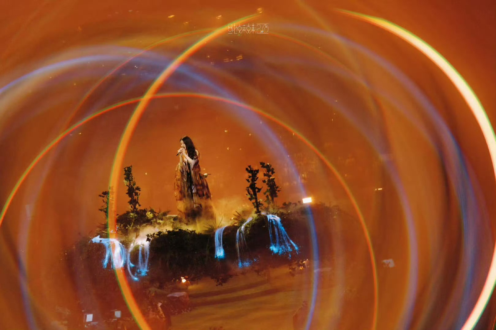 单依纯说有音乐有爱从不担心依纯这句话太戳心啦!音乐作舟爱意为帆，在热爱的世界里乘