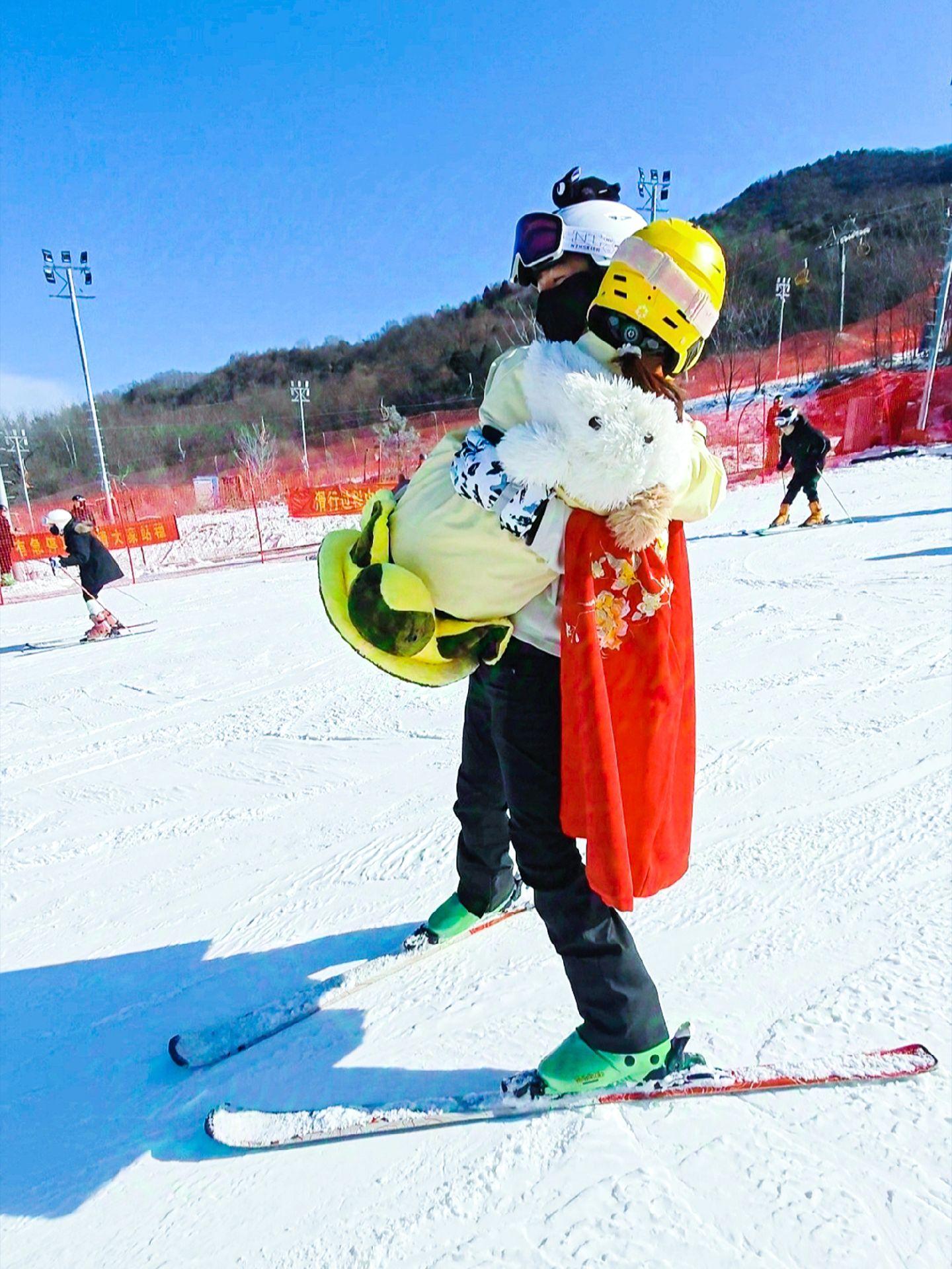 滑雪怎么最爽❓那一定是花99元被抱着滑。如果说冬日有什么乐趣？那么必有...