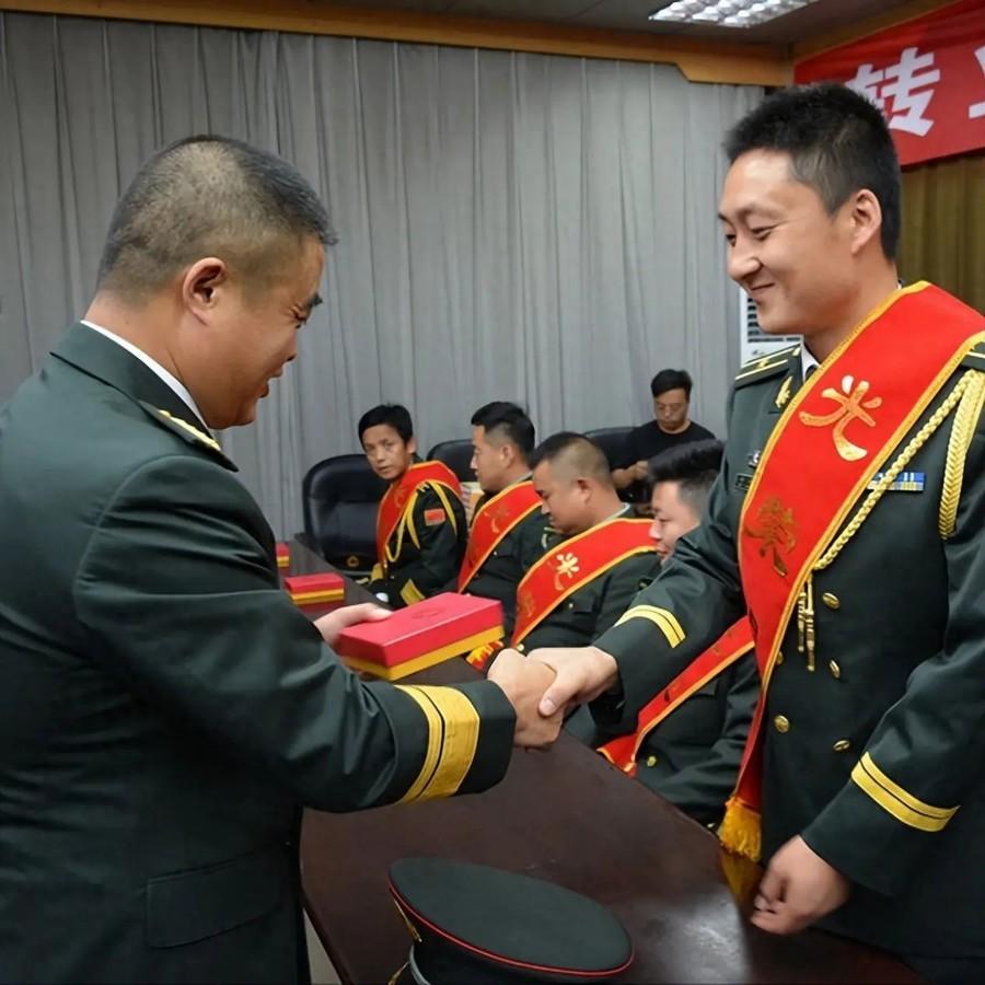 军中也开始“内卷”了？明明服役满12年就可以转业安置、进入体制内，大量老兵却宁可