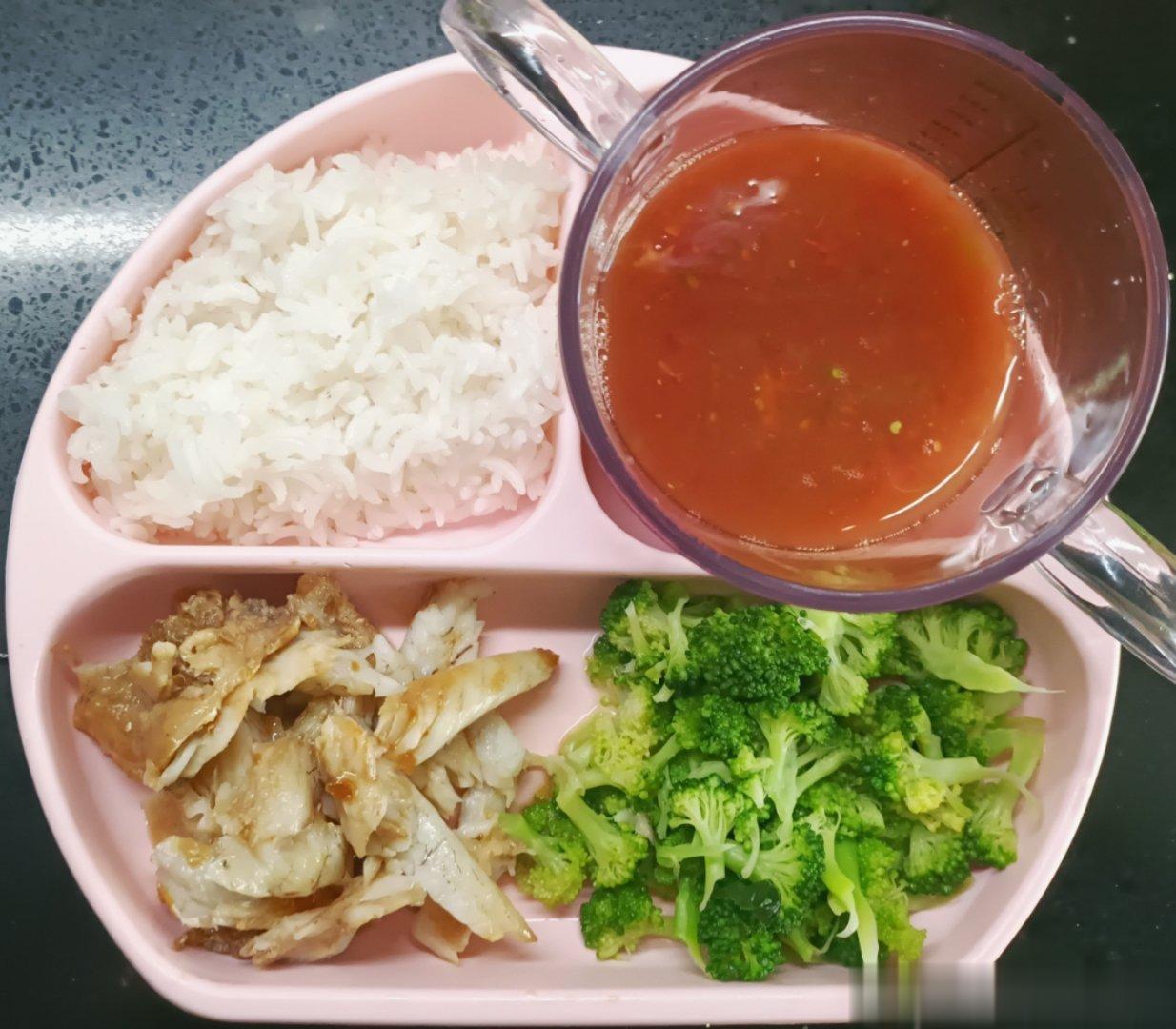 #糖糖的饭饭##科学育儿营养护航# 昨天午餐：米饭，黄花鱼肉，水油煮西蓝花，番茄
