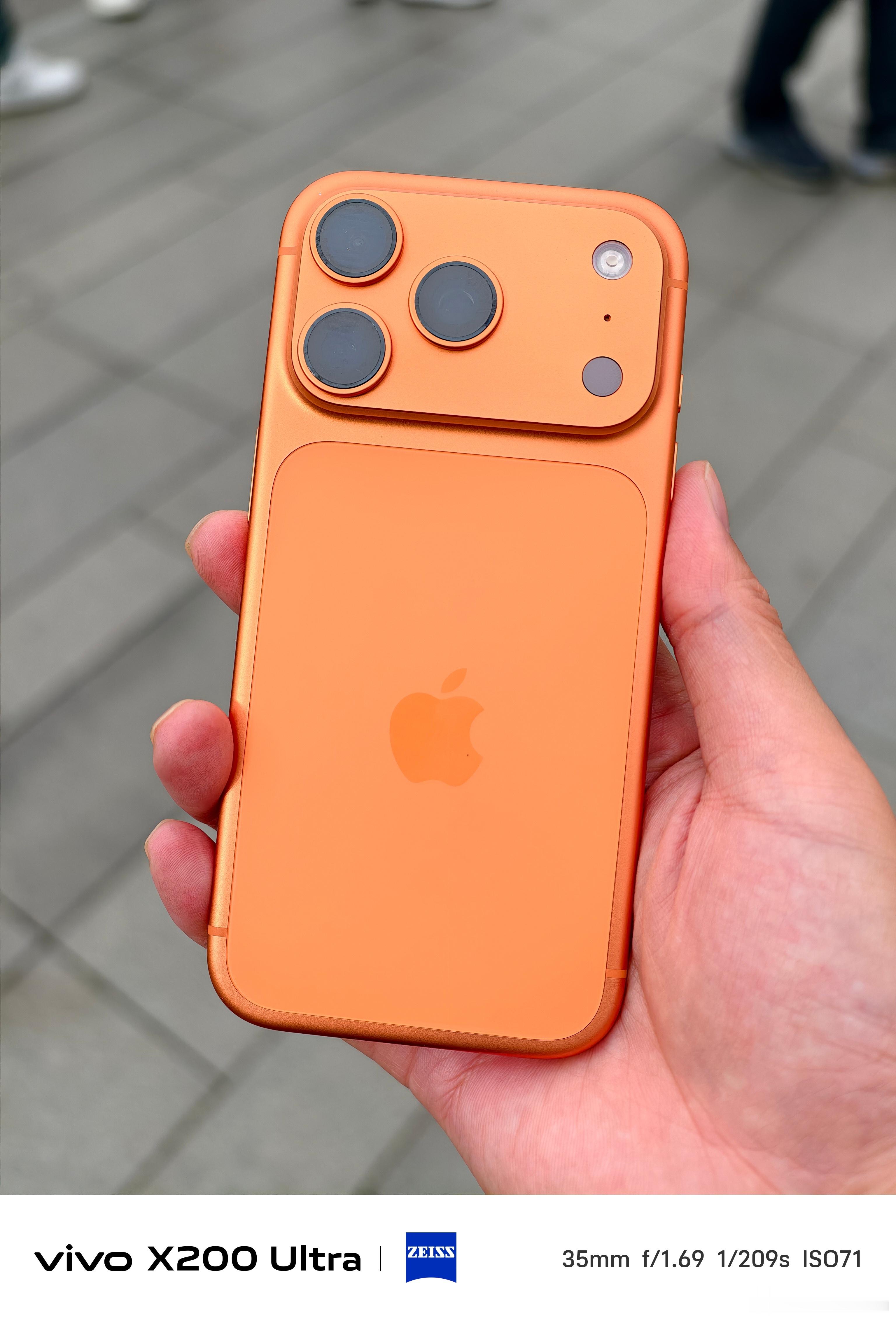 iPhone17的橙色很亮眼，适合我。但我没买(ó﹏ò｡)我的16 promax