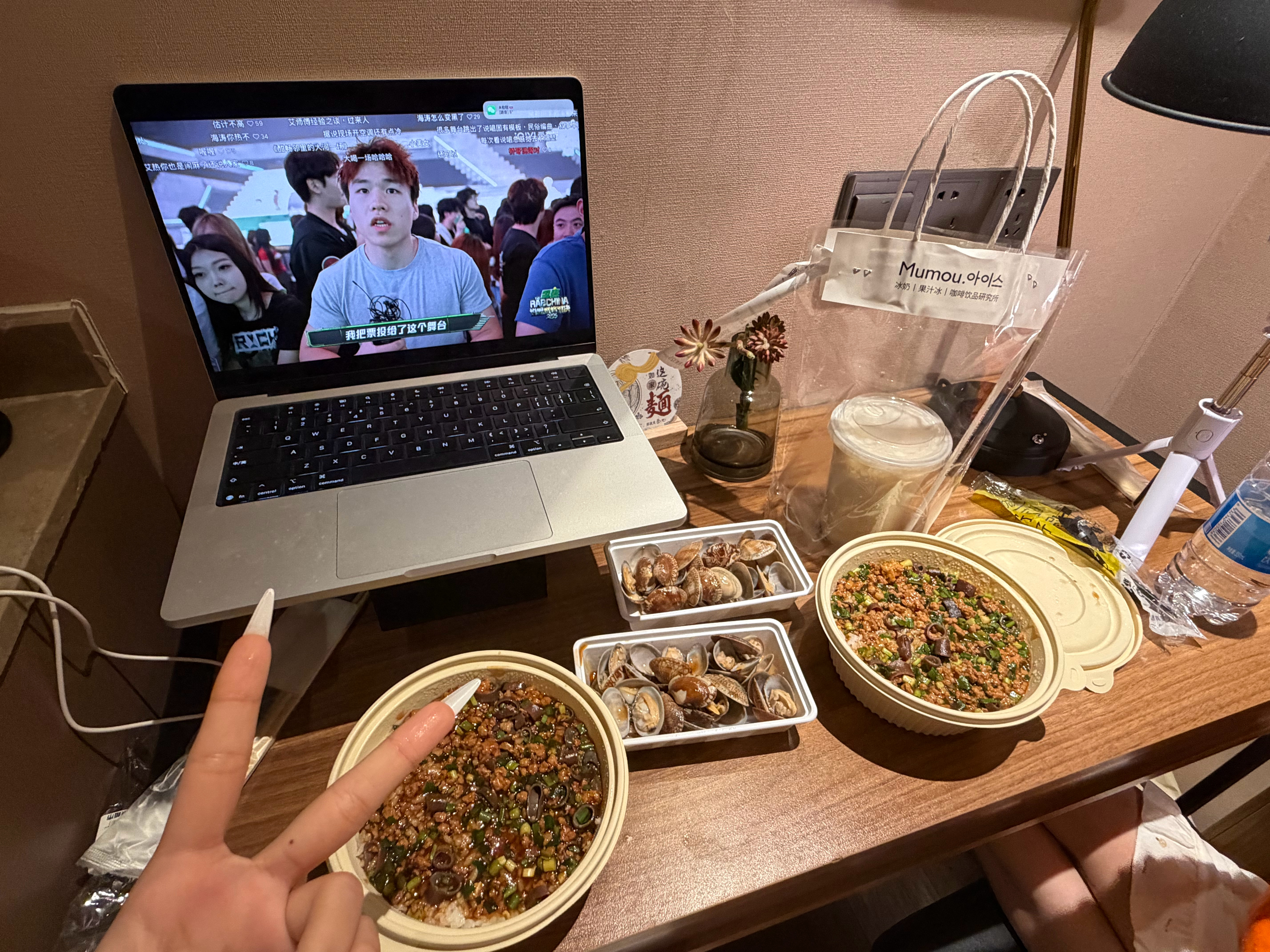 女孩子品尝中