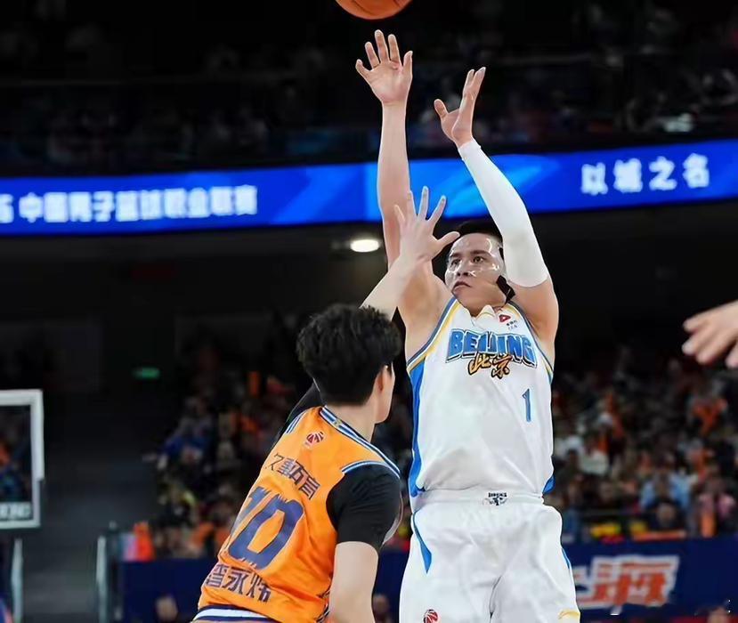 京沪德比激战！上海客场88-83险胜北京4月12日晚，CBA京沪德比上演，榜首上