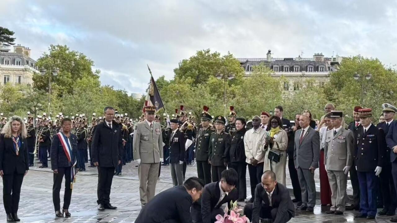法国华人巴黎凯旋门下献花，纪念抗日战争胜利80周年，法新社今天报道，9月2日星期