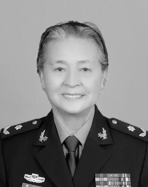 2008年的汶川地震，成都军区某位军长，猛的从凳子上站了起来，厉声训斥一名手下：