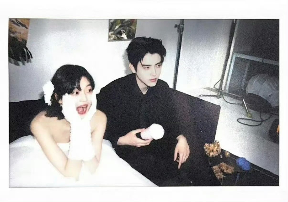 方穆扬费霓婚纱大片陈飞宇孙千婚纱照拍立得婚纱大片来啦！ 